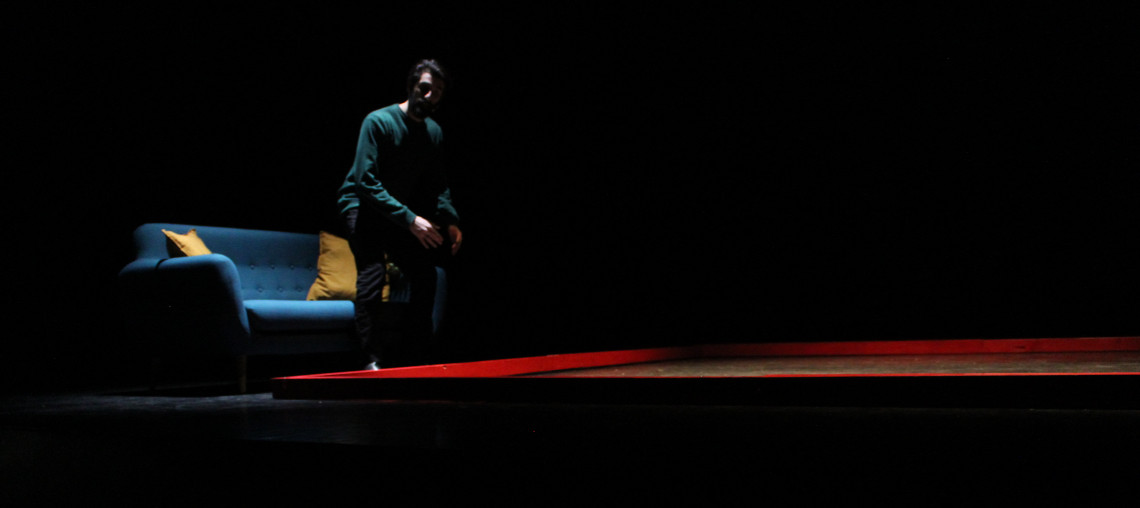 Quattro linee rosse e una blu